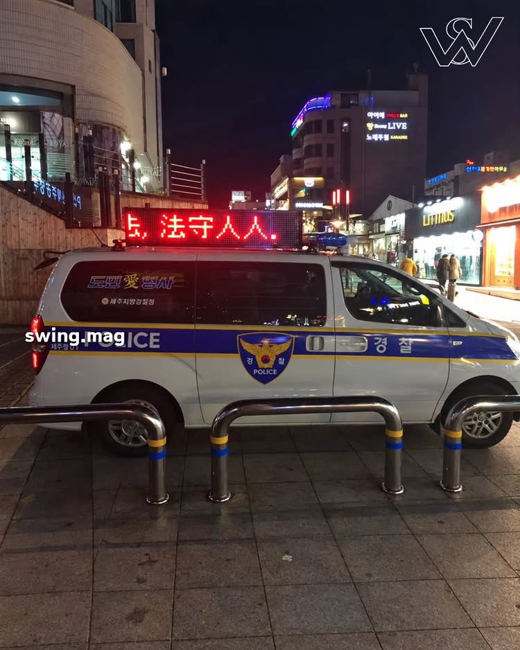 sosohan315's tweet photo. 제주도는 그냥 이제 거의 중국이네요?
경찰차 위에 중국어로 전광판을 달 줄은...
상상도 못했습니다.. 
이 지경이 될 때까지 뭐했나 싶습니다.
자치단체장은 그저 돈만 벌고 나라 팔아먹고
대통령호소인과 여당은 그렇게 친중으로
모르쇠하는 거 같네요.. 
1~2년 사이에 영국처럼 될 거 같아서 
참 두렵습니다..