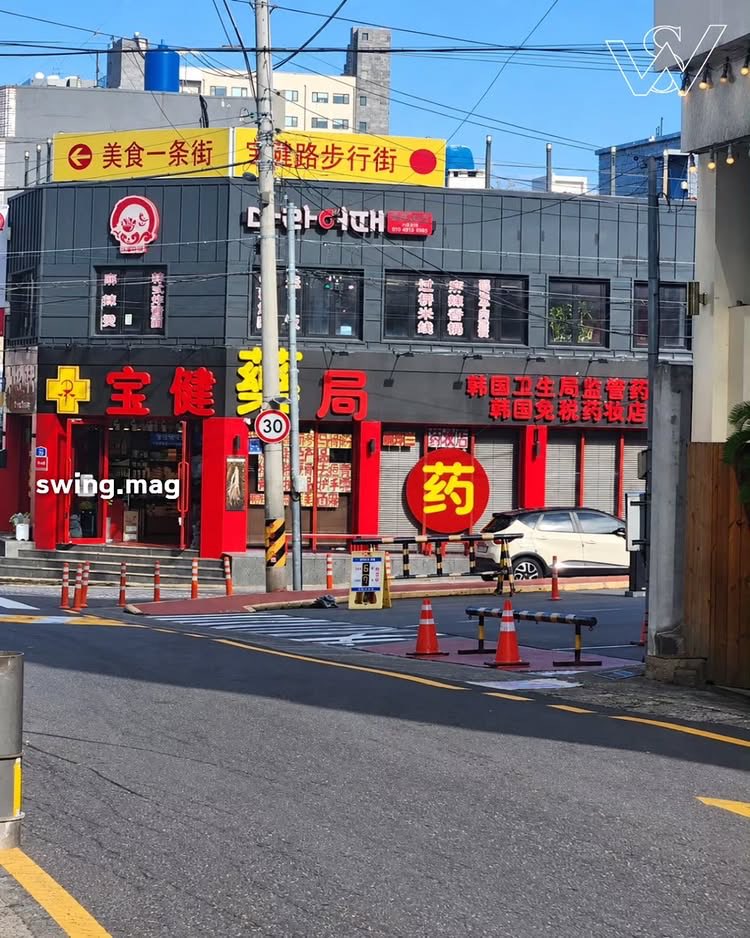 sosohan315's tweet photo. 제주도는 그냥 이제 거의 중국이네요?
경찰차 위에 중국어로 전광판을 달 줄은...
상상도 못했습니다.. 
이 지경이 될 때까지 뭐했나 싶습니다.
자치단체장은 그저 돈만 벌고 나라 팔아먹고
대통령호소인과 여당은 그렇게 친중으로
모르쇠하는 거 같네요.. 
1~2년 사이에 영국처럼 될 거 같아서 
참 두렵습니다..
