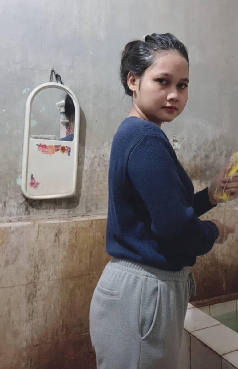 tinalcj's tweet photo. Ketahuan lagi intip ibu mandi
▶️ https://t.co/ESzdIA5xop https://t.co/ijJXKa5V2m