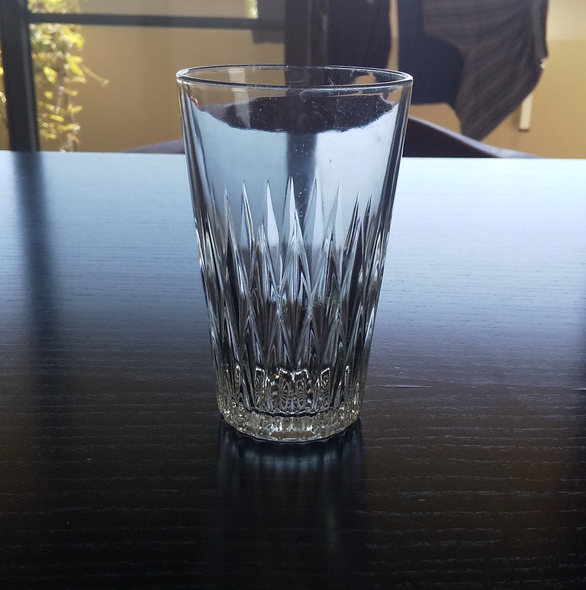 giroll's tweet photo. 昭和なガラスコップ
ひずみや気泡もなく1960年付近
というところでしょうか
近年までお住まいだったようだけど
ヒビ欠けもないのになぜ捨てたのでしょう
後ろに写ってるのは下着ではありませんよ😂 https://t.co/TYkFHAi23Z