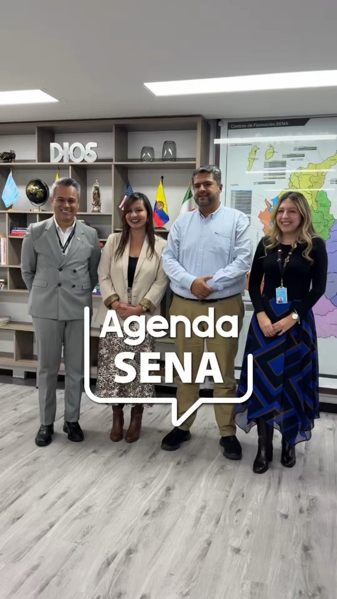 Four people pose in what appears to be an office, with text overlay reading 'Agenda SENA'. Behind them are shelves with flags and a map titled 'Centros de Formación SENA'.