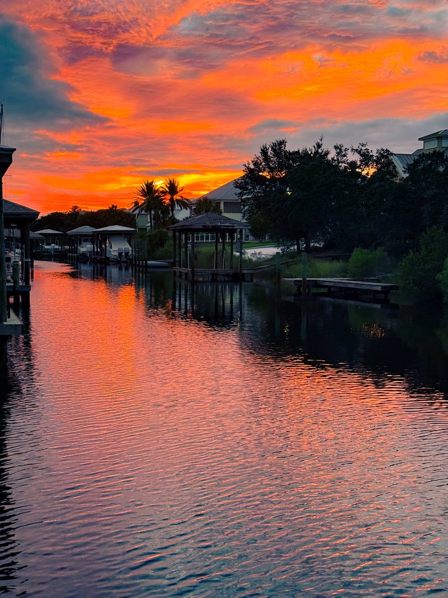 cityorangebeach's tweet photo. An unexpected sunset over Orange Beach this evening. https://t.co/afiFz1a8Pf