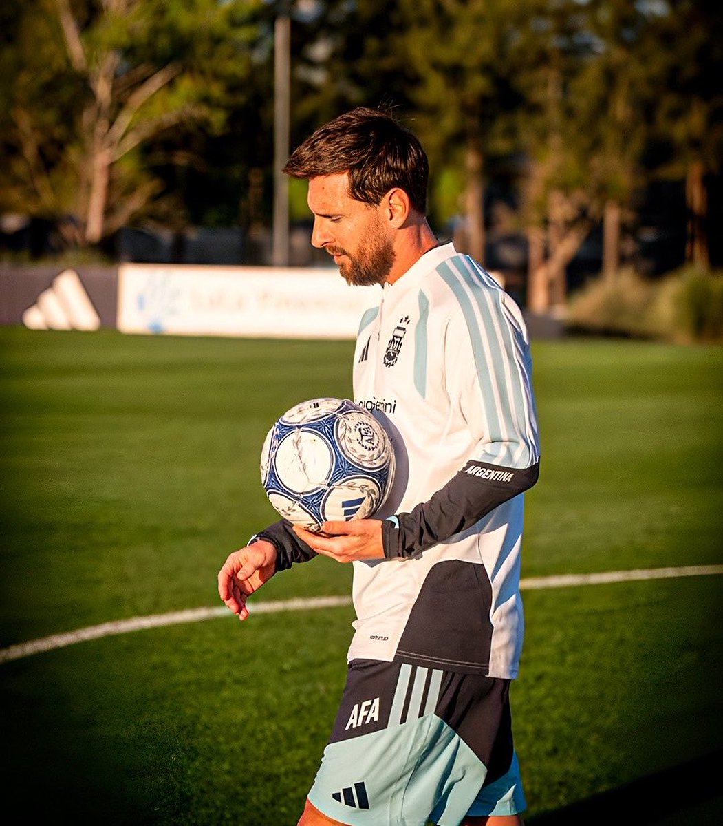 Juezcentral's tweet photo. Esta foto va directo a los anales del fútbol. Es Lionel Messi hoy, en su último entrenamiento con Argentina, tras 22 años jugando con la selección. 

Nunca olvidar que Lionel pasó más cumpleaños concentrado con Argentina (14) que en casa con sus hijos.

Se viene la primera de las despedidas. No estamos preparados. No 💔