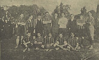 FapSpor's tweet photo. Nurizade Ziya Songülen (1886, İstanbul – 1936, İstanbul), Türk spor adamı, ekonomist ve Fenerbahçe Spor Kulübü'nün kurucusu ve ilk başkanıdır.

Aile Bağları: Osmanlı döneminin köklü ailelerinden biri olan Nurizadeler ailesine mensuptur. Galatasaray Lisesi'nden mezun olduktan sonra yüksek öğrenimini ekonomi alanında tamamlamıştır.

Fenerbahçe'nin Kuruluşu: 1907 yılında Moda ve Kadıköy civarındaki gençlerle birlikte, gizli olarak kurulan Fenerbahçe Spor Kulübü'nün fikir öncülüğünü yapmış, kulübün ilk kurucusu ve 1907–1908 yılları arasında ilk başkanı olmuştur.

Kulübün ilk renkleri olan sarı-beyaz papatyalardan esinlenilen sarı-beyaz renklerin belirlenmesinde rol oynamış, daha sonra bu renkler sarı-lacivert olarak değiştirilmiştir.

Fenerbahçe'nin ilk tüzüğünü hazırlamış ve kulübün kurumsal temellerinin atılmasında öncülük etmiştir.

Nurizade Ziya Songülen, Fenerbahçe Spor Kulübü'nü 1907 yılında Moda'da (Beşbıyık Sokağı'ndaki bir evde) şu beş isimle birlikte kurmuştur:

Şevkipaşazade Ayetullah Bey (Osmanlı Bankası memuru, kulübün ilk genel sekreteri)

Necip Okaner (Bahriye Mektebi öğrencisi, kulübün ilk genel kaptanı ve veznedarı)

Asaf Beşpınar ("Hindli" lakaplı kurucu üyelerden biri)

Enver Yetiker (Saint-Joseph Lisesi'nde Türkçe öğretmeni)