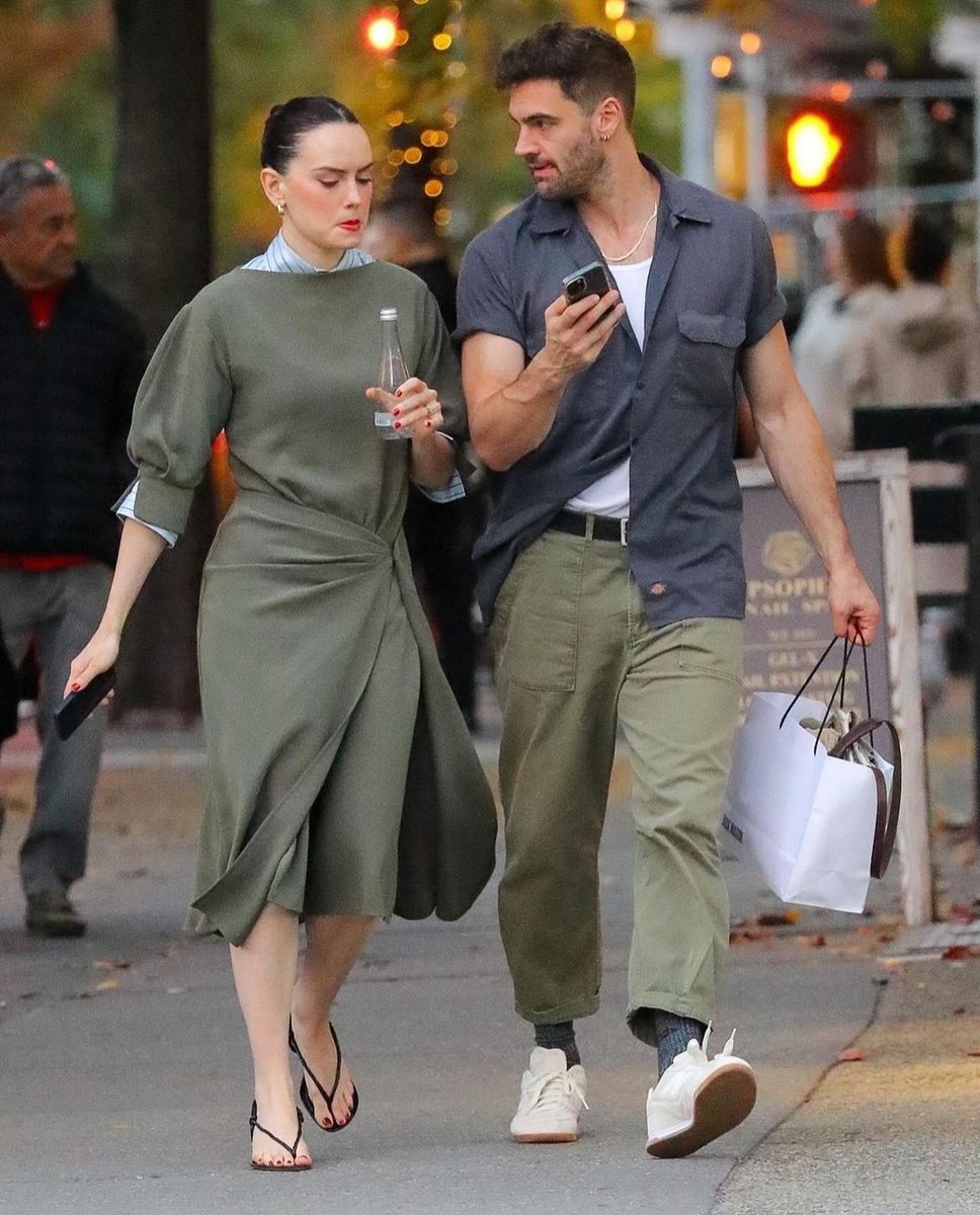 popbuzzz_'s tweet photo. Tom Bateman saying his wife Daisy Ridley when asked “What's something you'd be totally lost without?”:

“You know what, the only thing I can think of is Daisy.” https://t.co/N6Bki8DPPl