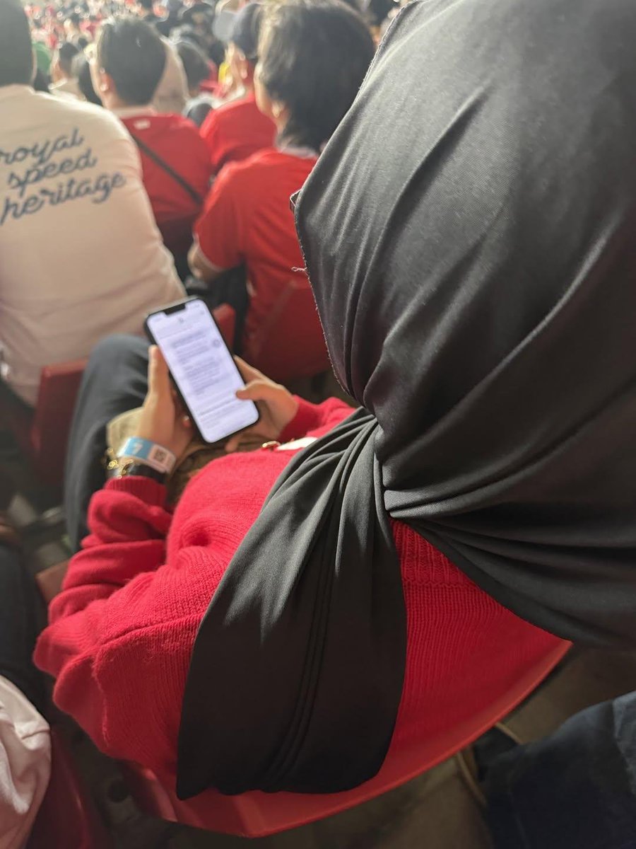 txtruangpodcast's tweet photo. dibalik kemenangan semalam ada jutaan manusia yang langsung menyogok langit.

pantes dukun thailand kalah😏 https://t.co/Ba6BlkOQVr