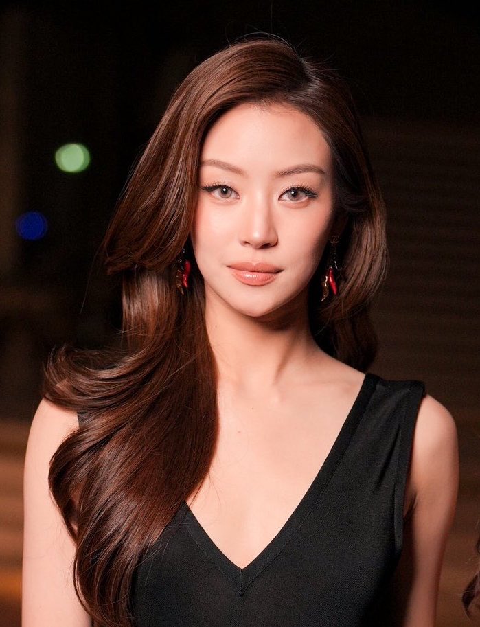 Clarievia's tweet photo. วิชวลตัวท็อป ของดีไทยแลนด์ 
เบ้าหน้าพระราชทานสุดๆ

#CHANELSS27xLenaMiu #MiuNatsha #CHANELSpringSummer  #CHANEL #PFW https://t.co/0rOpqPqUNl