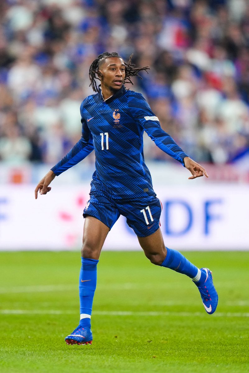 ActuFoot_'s tweet photo. 🚨 Walid ACHERCHOUR sur Michael OLISE 🇫🇷 : « Ce mec là ne joue pas pour L’EDF, L’ÉQUIPE DE FRANCE MAIS L’ÉLECTRICITÉ DE FRANCE. 😅⚡️

IL ALLUME LA LUMIÈRE À CHAQUE BALLON.

La pellicule sur la trêve, ELLE TOURNE ! Quand tu vois la différence avec Ousmane DEMBÉLÉ au même poste sur le match… ILS FONT PAS LE MÊME SPORT !!! ❌

C’EST FLAGRANT. 

Le leader naturel ça reste MBAPPÉ mais le leader technique, CE QU’IL A DANS LES PIEDS, MICHAEL OLISE, ON L’A PAS DANS CETTE ÉQUIPE. 

Tu peux sillonner tous les terrains de France et dans le monde entier : UN FRANÇAIS AVEC CE FOOTBALL ÇA N’EXISTE PAS ! »