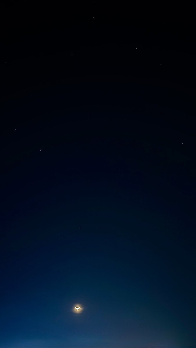 _foxiy3's tweet photo. جاء تشرين 
إنّ وجهكِ أحلى 
بكثيرٍ،ما سِرُّه تشرين ؟
جاء تشرين ياحبيبة عُمري 
أحسنُ الوقتٍ . . للهوى تشرين https://t.co/ZDxM0aFeXd
