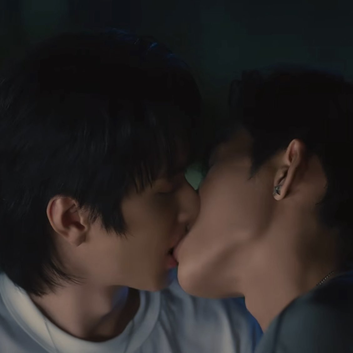 saveethanaphum's tweet photo. kalo kakinya pegel gimana sama bibir kamu 🫠 ciuman seminggu di tempat terbuka 😃☺️😌 https://t.co/5D7OnuE3rT