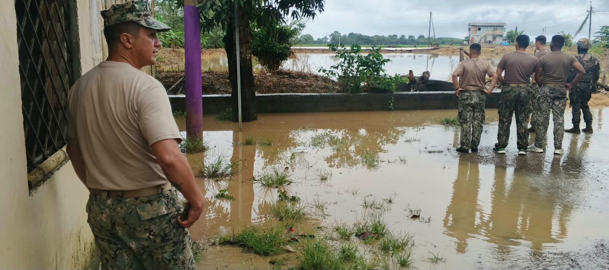 armada_ecuador's tweet photo. FUERZAS ARMADAS BRINDARON AYUDA Y RESCATE A FAMILIAS AFECTADAS POR INUNDACIONES EN ESMERALDAS

#Esmeraldas | Las Fuerzas Armadas, a través de la Armada del Ecuador, por medio del Comando de Operaciones Norte, ejecutaron labores de ayuda y rescate en el sector Luis Vargas Torres, cantón Esmeraldas, ante las inundaciones que afectaron a varias familias de la comunidad.

El personal naval brindó asistencia a los habitantes del sector, apoyando su traslado hacia zonas seguras y atendiendo las necesidades generadas por la emergencia, con prioridad en la protección y salvaguarda de la vida.

Con vocación de servicio y solidaridad, la Armada del Ecuador mantiene su presencia junto a la ciudadanía, contribuyendo a la atención de las familias afectadas y apoyando las acciones de respuesta frente a eventos adversos.

Presentes cuando más se necesita, al servicio de nuestra gente.

#SiempreARumbo
#YoSoyNaval