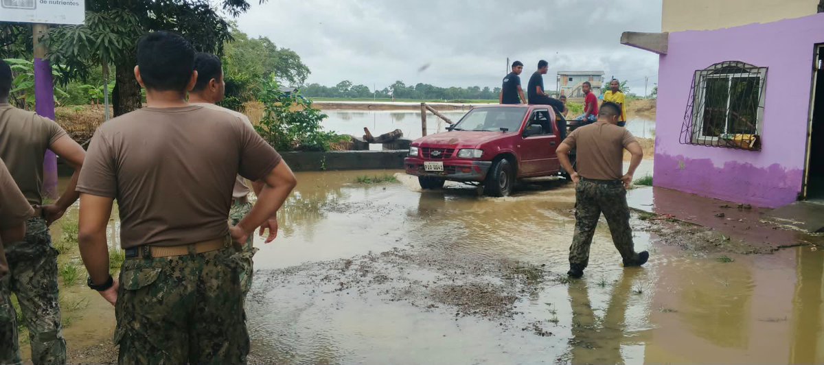 armada_ecuador's tweet photo. FUERZAS ARMADAS BRINDARON AYUDA Y RESCATE A FAMILIAS AFECTADAS POR INUNDACIONES EN ESMERALDAS

#Esmeraldas | Las Fuerzas Armadas, a través de la Armada del Ecuador, por medio del Comando de Operaciones Norte, ejecutaron labores de ayuda y rescate en el sector Luis Vargas Torres, cantón Esmeraldas, ante las inundaciones que afectaron a varias familias de la comunidad.

El personal naval brindó asistencia a los habitantes del sector, apoyando su traslado hacia zonas seguras y atendiendo las necesidades generadas por la emergencia, con prioridad en la protección y salvaguarda de la vida.

Con vocación de servicio y solidaridad, la Armada del Ecuador mantiene su presencia junto a la ciudadanía, contribuyendo a la atención de las familias afectadas y apoyando las acciones de respuesta frente a eventos adversos.

Presentes cuando más se necesita, al servicio de nuestra gente.

#SiempreARumbo
#YoSoyNaval