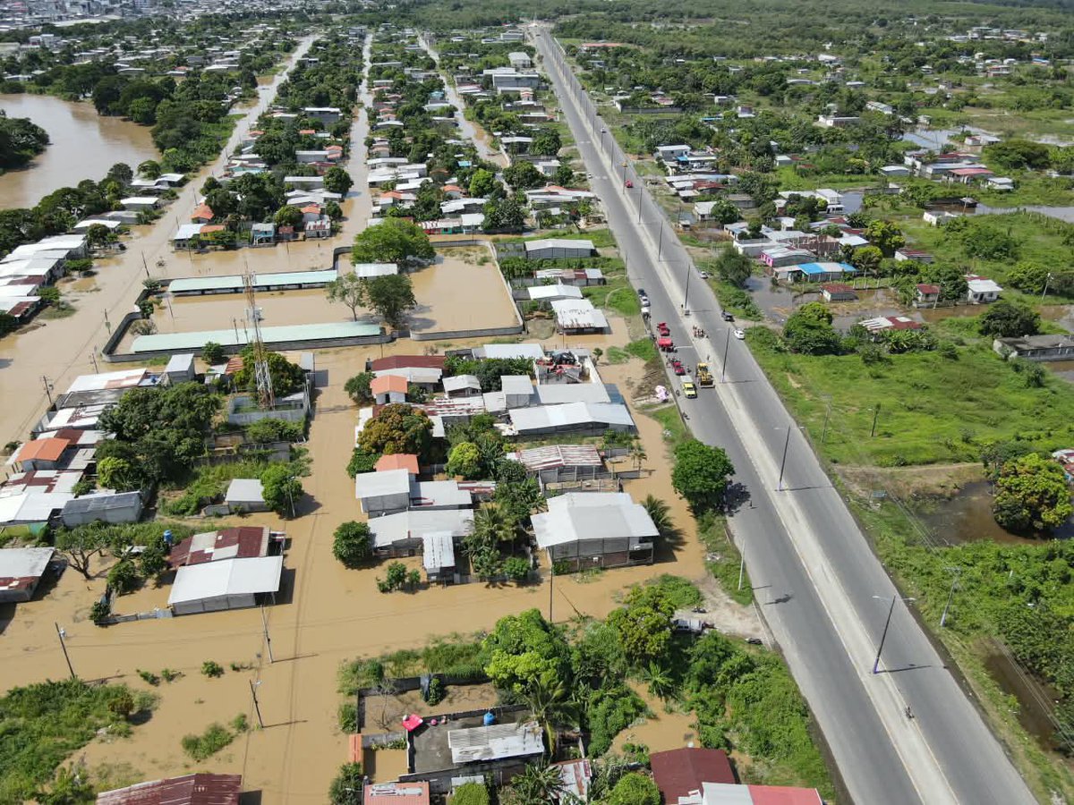 armada_ecuador's tweet photo. FUERZAS ARMADAS BRINDARON AYUDA Y RESCATE A FAMILIAS AFECTADAS POR INUNDACIONES EN ESMERALDAS

#Esmeraldas | Las Fuerzas Armadas, a través de la Armada del Ecuador, por medio del Comando de Operaciones Norte, ejecutaron labores de ayuda y rescate en el sector Luis Vargas Torres, cantón Esmeraldas, ante las inundaciones que afectaron a varias familias de la comunidad.

El personal naval brindó asistencia a los habitantes del sector, apoyando su traslado hacia zonas seguras y atendiendo las necesidades generadas por la emergencia, con prioridad en la protección y salvaguarda de la vida.

Con vocación de servicio y solidaridad, la Armada del Ecuador mantiene su presencia junto a la ciudadanía, contribuyendo a la atención de las familias afectadas y apoyando las acciones de respuesta frente a eventos adversos.

Presentes cuando más se necesita, al servicio de nuestra gente.

#SiempreARumbo
#YoSoyNaval