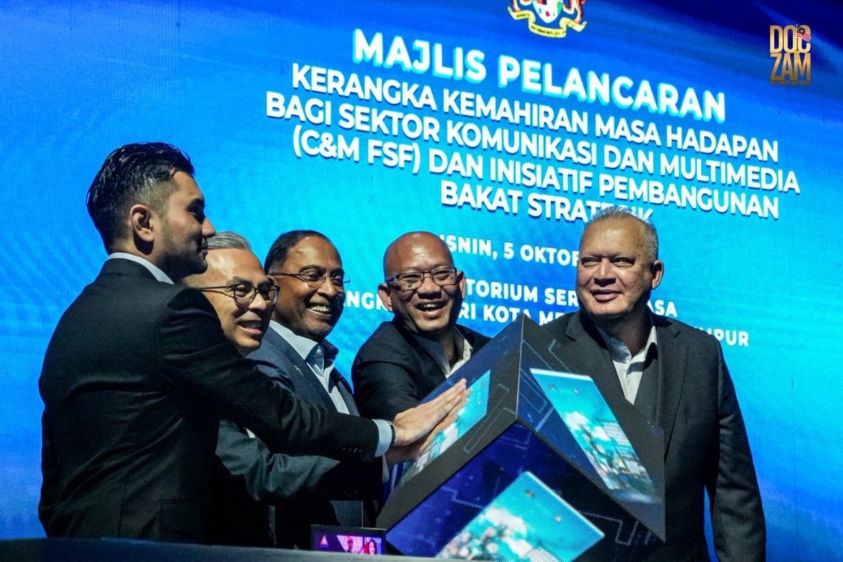 ZambryOfficial's tweet photo. Pembangunan bakat negara memerlukan kerjasama erat antara kementerian agar pendidikan, latihan kemahiran dan keperluan industri bergerak seiring.

Saya ke Angkasapuri RTM bagi menghadiri Majlis Pelancaran Kerangka Kemahiran Masa Hadapan bagi Sektor Komunikasi dan Multimedia (C&M FSF) dan Inisiatif Pembangunan Bakat Strategik, yang menghimpunkan sinergi Kementerian Komunikasi, Kementerian Sumber Manusia dan Kementerian Pendidikan Tinggi.

Saya turut berkongsi pentas forum bersama Menteri Komunikasi, YB Datuk Seri Fahmi Fadzil dan Timbalan Menteri Sumber Manusia, YB Datuk Khairul Firdaus dalam sesi yang dikendalikan oleh Datuk Ashwad, Ketua Pengarah Penyiaran. Kami membicarakan peranan kementerian masing-masing dalam mempersiapkan bakat Malaysia menghadapi perubahan teknologi dan dunia pekerjaan.

Hubungan antara institusi pendidikan tinggi dengan industri perlu diperkukuh supaya perkembangan semasa dapat diterjemahkan dalam pembelajaran, latihan dan pengalaman sebenar mahasiswa.

Matlamat kita jelas iaitu melahirkan graduan yang job-ready, life-ready dan future-ready, bersedia untuk bekerja, menghadapi kehidupan dan membina masa hadapan.

#JobReady
#KPT
#PembangunanBakat
#MalaysiaMADANI
#doczam