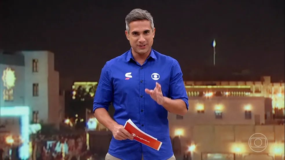 futebol_info's tweet photo. 🚨📺 Amazon prepara investida para tirar Gustavo Villani da Globo.

A ideia é reforçar o time de narradores do Prime Video. A empresa também chegou a sondar outro nome da Globo: Paulo Andrade.

Villani está na Globo desde 2018. Desde 2023, reveza-se com Luís Roberto e Everaldo Marques em jogos de clubes do Rio de Janeiro e, ocasionalmente, de São Paulo.

🗞️ @NoticiasdaTV 
📸 Reprodução/Globo