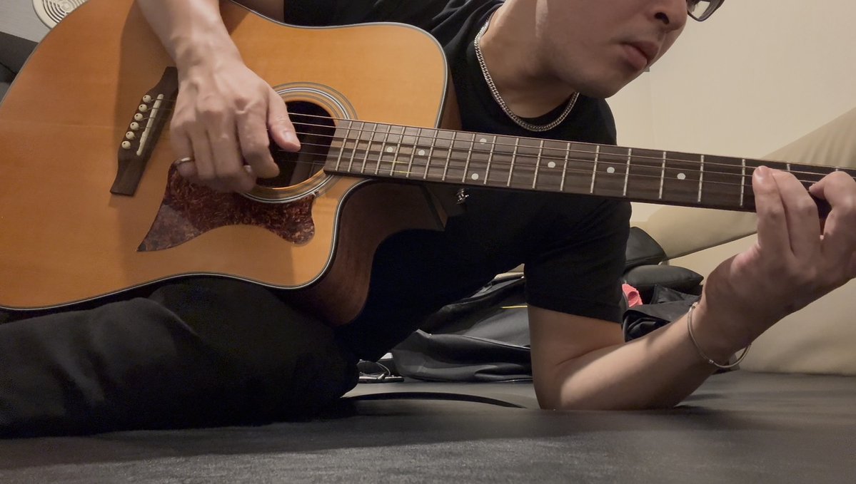 SatoshiYamash10's tweet photo. 昨日はRecの休憩時間に中々寝付けなくて、持ってきたアコギで曲作りすることに。

DAWも良いけど、たまにはリアル楽器持つと、別のインスピレーションが湧いてきますな。

ただ久々にガッツリ弾いたので、手に力入る。。

今日は左手の指先の感覚があまりない😆 https://t.co/diYQgFNlFV