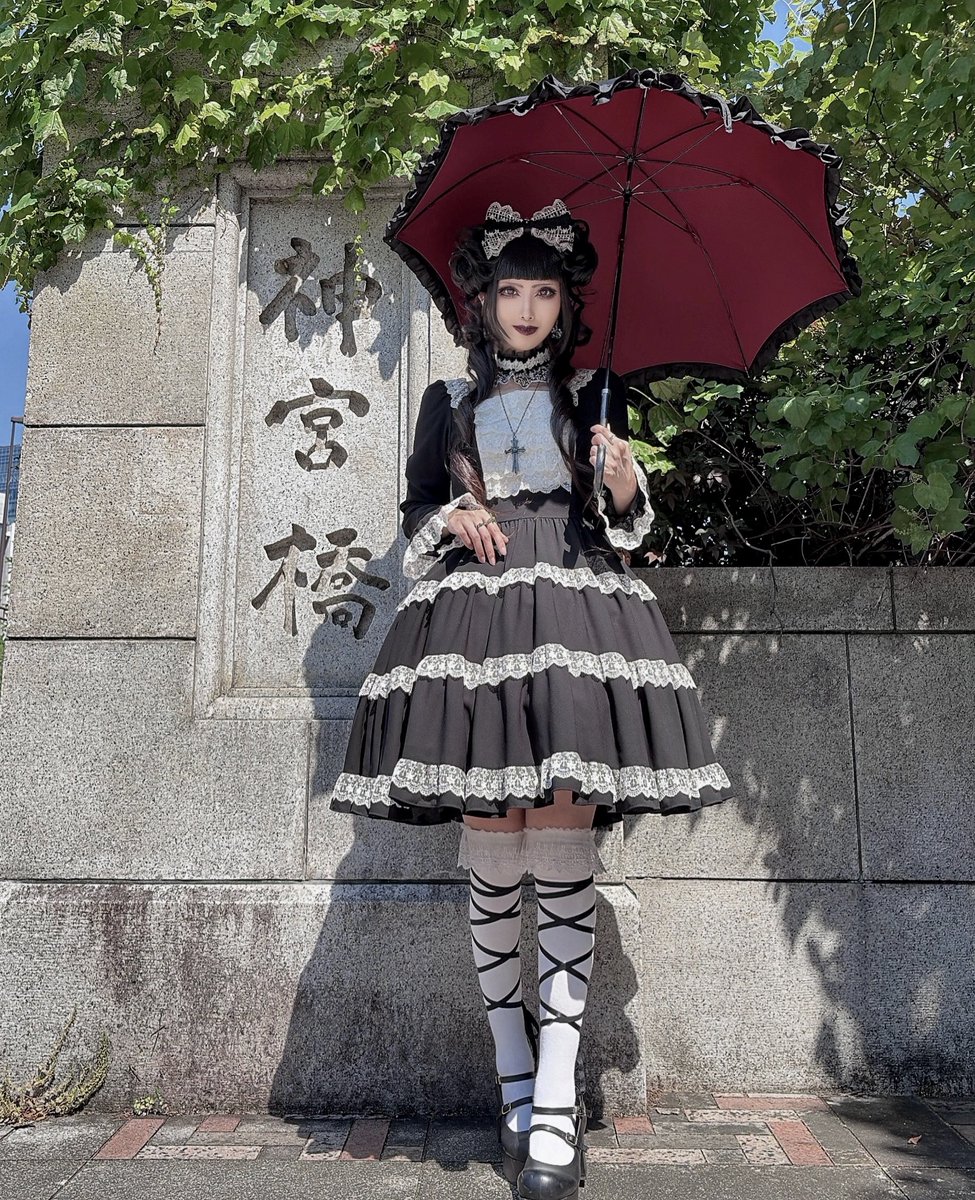 r0zen_vamp's tweet photo. こういう格好していると病んでそうとか言われるけど濃いメイクして嵩張って動きにくい格好するんだから病んでたら面倒くさくてやりたくないよね_(┐「ε:)_
この姿でいられるのは元気な証拠です。 https://t.co/DfYtL7o3i1