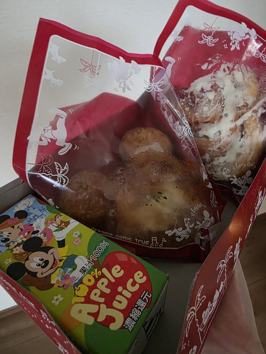 catnanana's tweet photo. ランドからお持ち帰り🎶😋ビニ��ル袋とかジップロックを持って行ったのだよ🤭お持ち帰り専用のロングパン🥖もあるんだねー今回は買えたー🐭 https://t.co/aMiyKP3jBE
