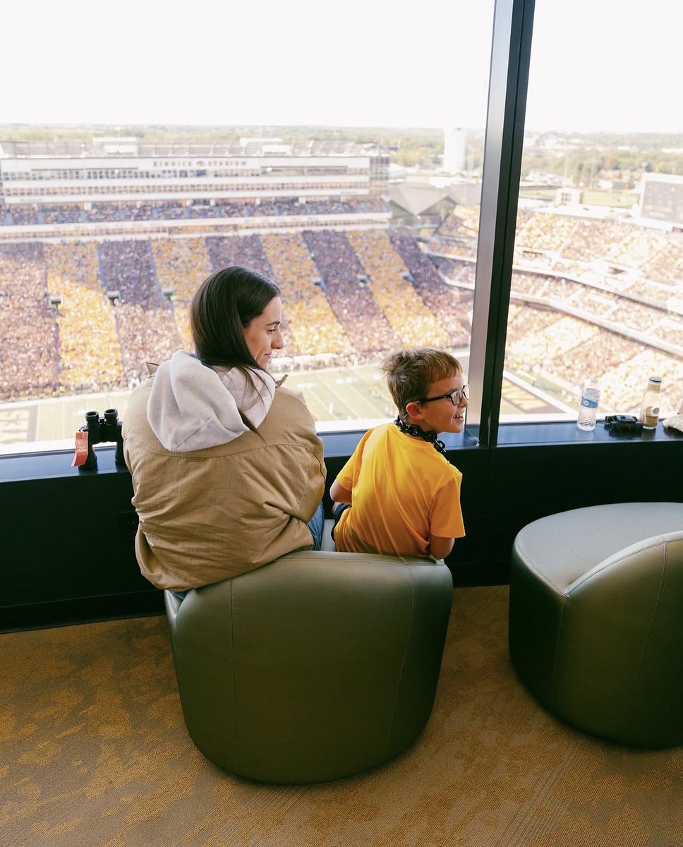 nosyone4's tweet photo. The mom of the little boy Caitlin sat with at the children’s hospital during the Iowa game wrote a touching message thanking Caitlin 

“Thank you for being the bright spot during his darkest days.”

This is what it’s all about ❤️‍🩹 https://t.co/x3P4iKg8mf