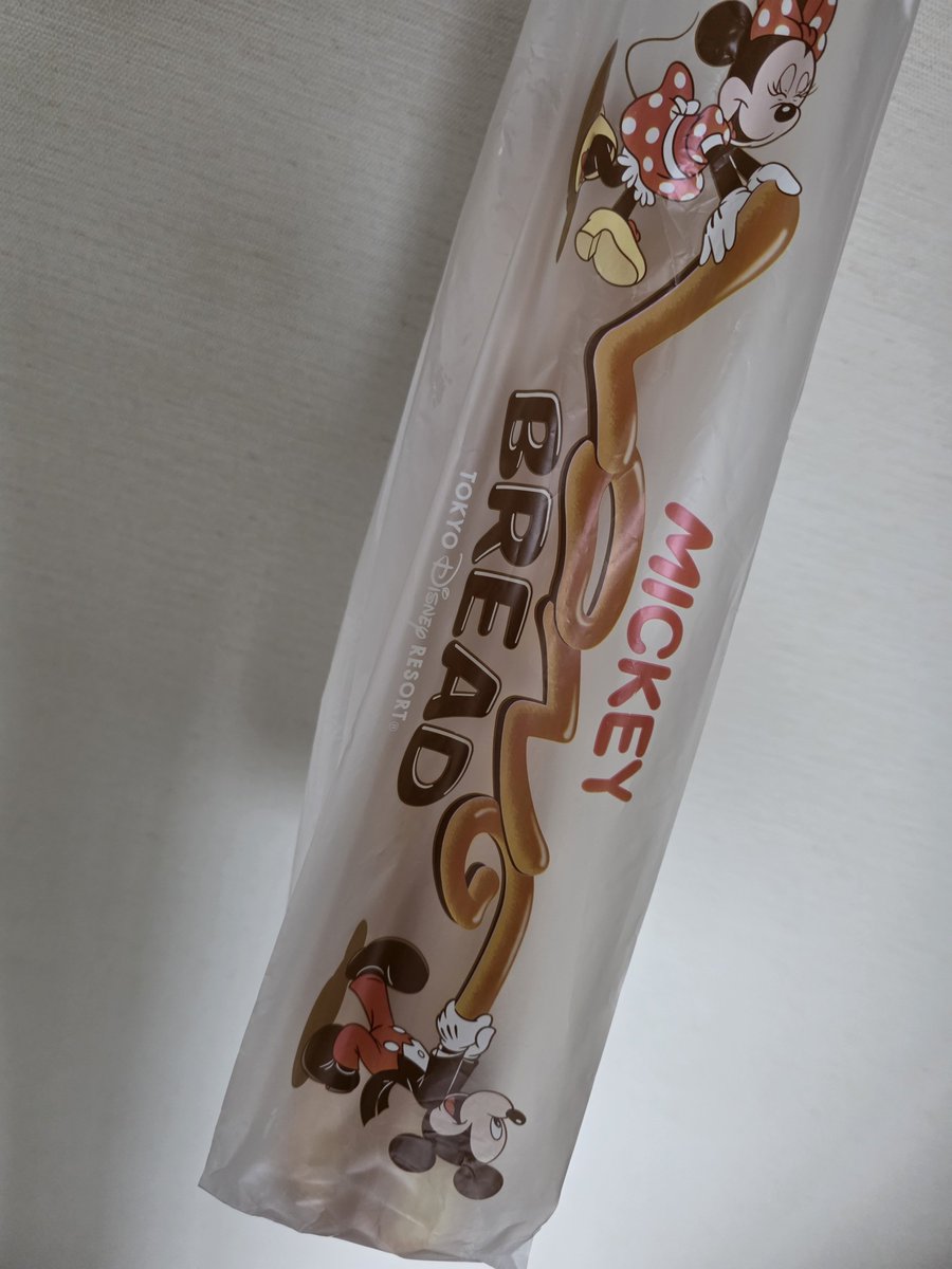catnanana's tweet photo. ランドからお持ち帰り🎶😋ビニ��ル袋とかジップロックを持って行ったのだよ🤭お持ち帰り専用のロングパン🥖もあるんだねー今回は買えたー🐭 https://t.co/aMiyKP3jBE