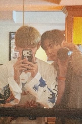 kthjjg's tweet photo. the way jungkook leans into taehyung for the photo https://t.co/wzBYtBEoCU