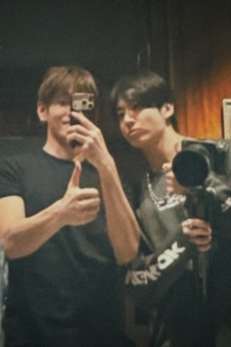 kthjjg's tweet photo. the way jungkook leans into taehyung for the photo https://t.co/wzBYtBEoCU