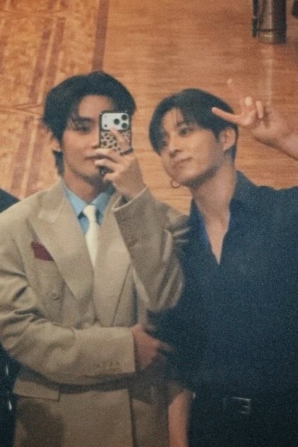 kthjjg's tweet photo. the way jungkook leans into taehyung for the photo https://t.co/wzBYtBEoCU