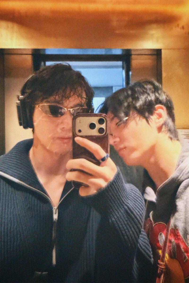 kthjjg's tweet photo. the way jungkook leans into taehyung for the photo https://t.co/wzBYtBEoCU
