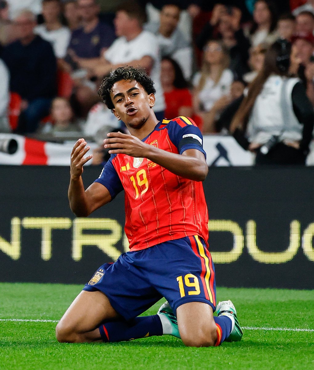 ActuFoot_'s tweet photo. LES 3 MEILLEURS JOUEURS DU MONDE SUR CE DÉBUT DE SAISON 👇

RAPHINHA 🇧🇷 : 15 ⚽️ 4 🎯
LAMINE YAMAL 🇪🇸 : 12 ⚽️ 7 🎯
MICHAEL OLISE 🇫🇷 : 12 ⚽️ 5 🎯

Personne fait mieux vous vous doutez. https://t.co/6CECUoxaPW