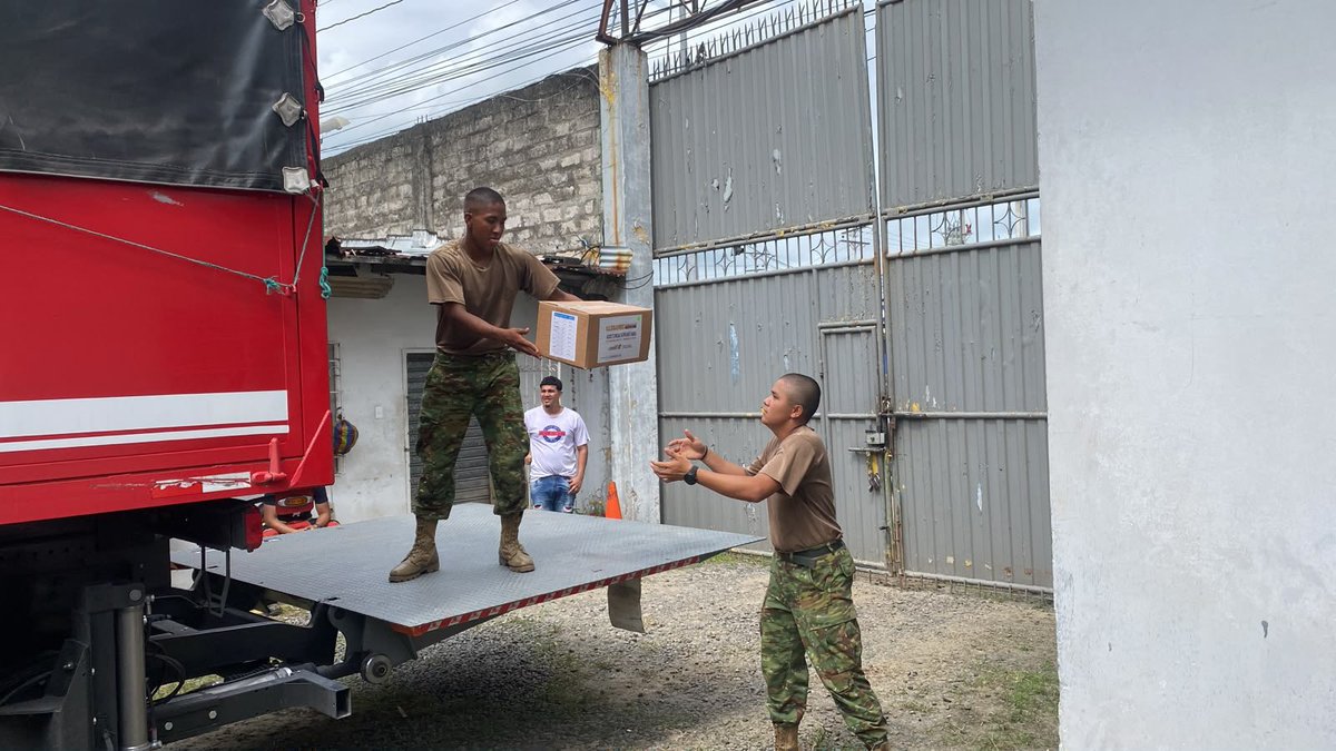 armada_ecuador's tweet photo. AYUDA HUMANITARIA LLEGÓ A FAMILIAS AFECTADAS POR INUNDACIONES EN SAN RAFAEL

#Esmeraldas | Las Fuerzas Armadas, a través de la Armada del Ecuador, por medio del Comando de Operaciones Norte y con apoyo del Batallón de Infantería Motorizada N.° 13 “Esmeraldas”, participaron en una jornada de ayuda humanitaria en coordinación con la Secretaría de Gestión de Riesgos, en beneficio de las familias afectadas por las inundaciones en el sector San Rafael.

Durante la jornada, el personal militar apoyó en el traslado, descarga y entrega de vituallas, kits de limpieza y otros suministros esenciales, contribuyendo a atender las necesidades prioritarias de las familias afectadas por la emergencia.

El trabajo coordinado entre las instituciones permitió acercar esta ayuda a la comunidad y brindar respaldo a quienes enfrentan las consecuencias de las inundaciones, fortaleciendo la respuesta interinstitucional en apoyo a la ciudadanía.

#SiempreARumbo
#YoSoyNaval