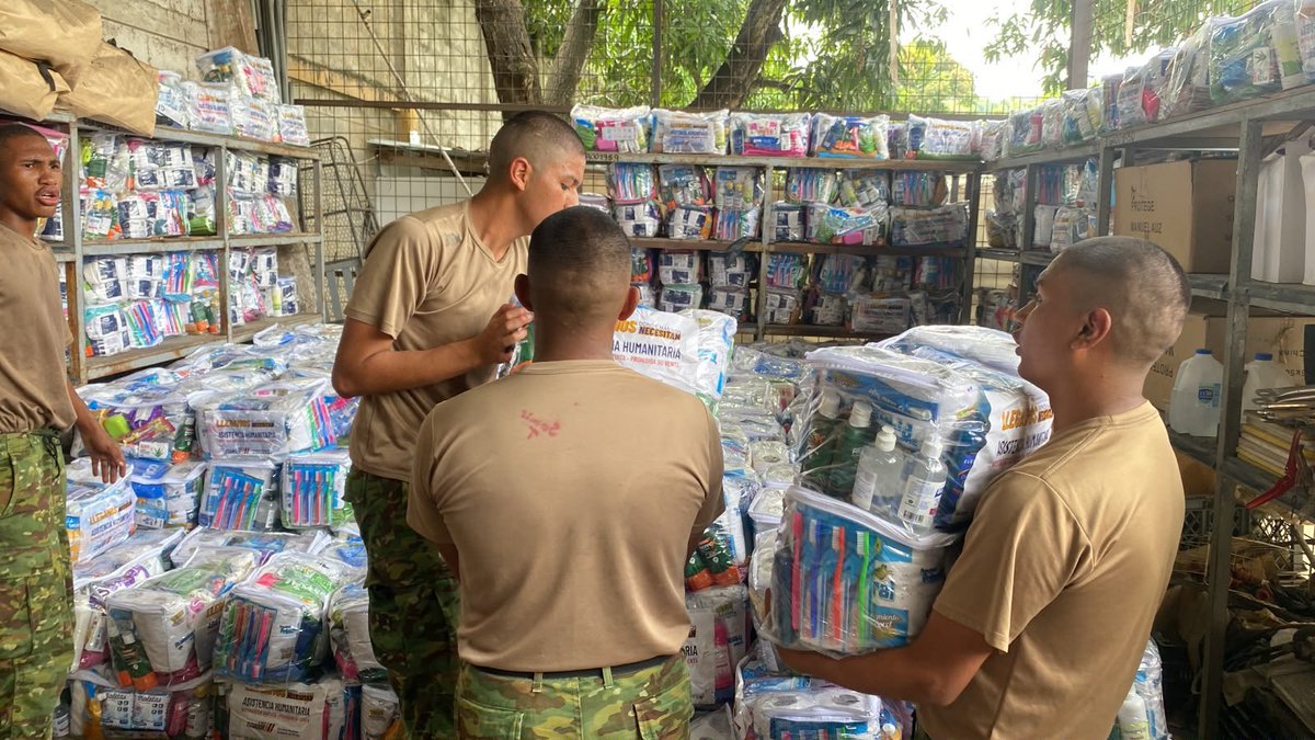 armada_ecuador's tweet photo. AYUDA HUMANITARIA LLEGÓ A FAMILIAS AFECTADAS POR INUNDACIONES EN SAN RAFAEL

#Esmeraldas | Las Fuerzas Armadas, a través de la Armada del Ecuador, por medio del Comando de Operaciones Norte y con apoyo del Batallón de Infantería Motorizada N.° 13 “Esmeraldas”, participaron en una jornada de ayuda humanitaria en coordinación con la Secretaría de Gestión de Riesgos, en beneficio de las familias afectadas por las inundaciones en el sector San Rafael.

Durante la jornada, el personal militar apoyó en el traslado, descarga y entrega de vituallas, kits de limpieza y otros suministros esenciales, contribuyendo a atender las necesidades prioritarias de las familias afectadas por la emergencia.

El trabajo coordinado entre las instituciones permitió acercar esta ayuda a la comunidad y brindar respaldo a quienes enfrentan las consecuencias de las inundaciones, fortaleciendo la respuesta interinstitucional en apoyo a la ciudadanía.

#SiempreARumbo
#YoSoyNaval