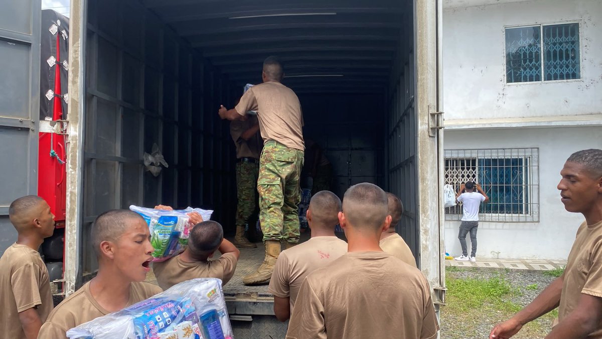 armada_ecuador's tweet photo. AYUDA HUMANITARIA LLEGÓ A FAMILIAS AFECTADAS POR INUNDACIONES EN SAN RAFAEL

#Esmeraldas | Las Fuerzas Armadas, a través de la Armada del Ecuador, por medio del Comando de Operaciones Norte y con apoyo del Batallón de Infantería Motorizada N.° 13 “Esmeraldas”, participaron en una jornada de ayuda humanitaria en coordinación con la Secretaría de Gestión de Riesgos, en beneficio de las familias afectadas por las inundaciones en el sector San Rafael.

Durante la jornada, el personal militar apoyó en el traslado, descarga y entrega de vituallas, kits de limpieza y otros suministros esenciales, contribuyendo a atender las necesidades prioritarias de las familias afectadas por la emergencia.

El trabajo coordinado entre las instituciones permitió acercar esta ayuda a la comunidad y brindar respaldo a quienes enfrentan las consecuencias de las inundaciones, fortaleciendo la respuesta interinstitucional en apoyo a la ciudadanía.

#SiempreARumbo
#YoSoyNaval
