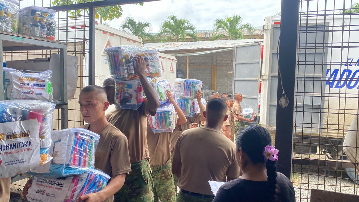 armada_ecuador's tweet photo. AYUDA HUMANITARIA LLEGÓ A FAMILIAS AFECTADAS POR INUNDACIONES EN SAN RAFAEL

#Esmeraldas | Las Fuerzas Armadas, a través de la Armada del Ecuador, por medio del Comando de Operaciones Norte y con apoyo del Batallón de Infantería Motorizada N.° 13 “Esmeraldas”, participaron en una jornada de ayuda humanitaria en coordinación con la Secretaría de Gestión de Riesgos, en beneficio de las familias afectadas por las inundaciones en el sector San Rafael.

Durante la jornada, el personal militar apoyó en el traslado, descarga y entrega de vituallas, kits de limpieza y otros suministros esenciales, contribuyendo a atender las necesidades prioritarias de las familias afectadas por la emergencia.

El trabajo coordinado entre las instituciones permitió acercar esta ayuda a la comunidad y brindar respaldo a quienes enfrentan las consecuencias de las inundaciones, fortaleciendo la respuesta interinstitucional en apoyo a la ciudadanía.

#SiempreARumbo
#YoSoyNaval