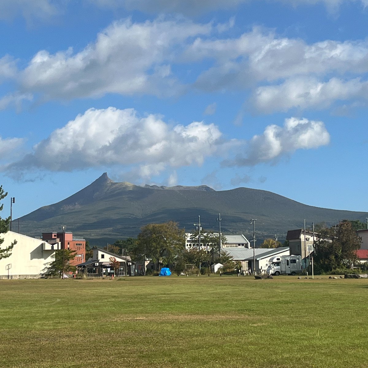OnumaWeather's tweet photo. 10月6日（火）午前9時現在、大沼公園の気温は18.4℃
久々のすっきりとした晴れで、駒ケ岳がくっきり見えます。最高気温は22℃の予報です。
散策やサイクリング・遊覧船など気持ちよく過ごせそうですね。 https://t.co/EgAbhyd5dv