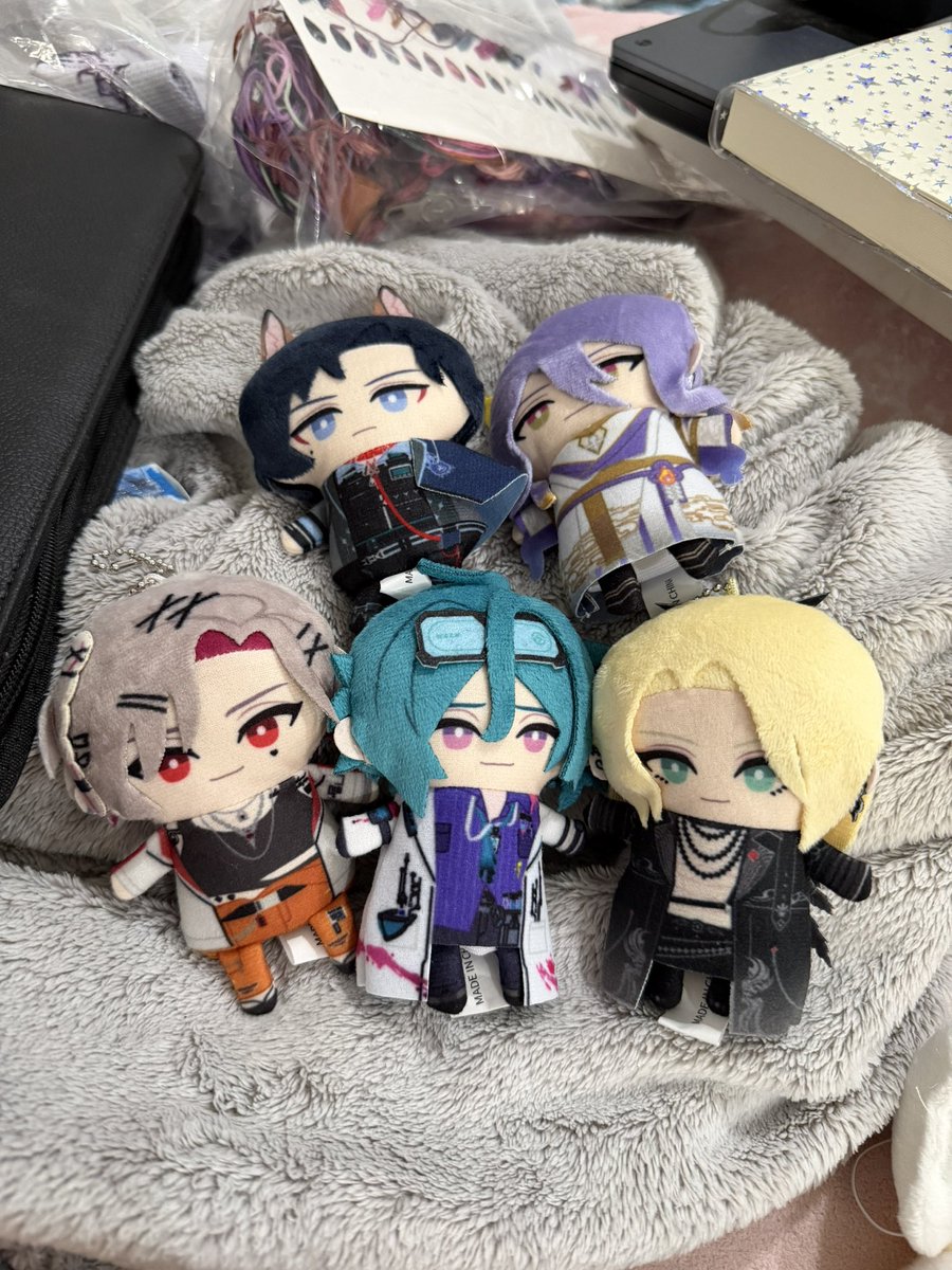 Kiby_ELLA's tweet photo. The papes have arrived!!! I had these outfits ready for Elias, Caelen, and Ashkariel. Ash your wings are so tiny by default. I had these ready. Still working on the others.
#ashmerchiel #caellectibles #reviewmylock #dealbourne #shikikatsu https://t.co/HfWohw0iNr