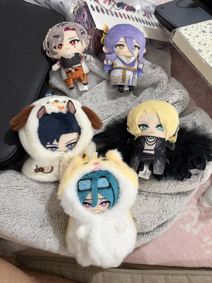 Kiby_ELLA's tweet photo. The papes have arrived!!! I had these outfits ready for Elias, Caelen, and Ashkariel. Ash your wings are so tiny by default. I had these ready. Still working on the others.
#ashmerchiel #caellectibles #reviewmylock #dealbourne #shikikatsu https://t.co/HfWohw0iNr