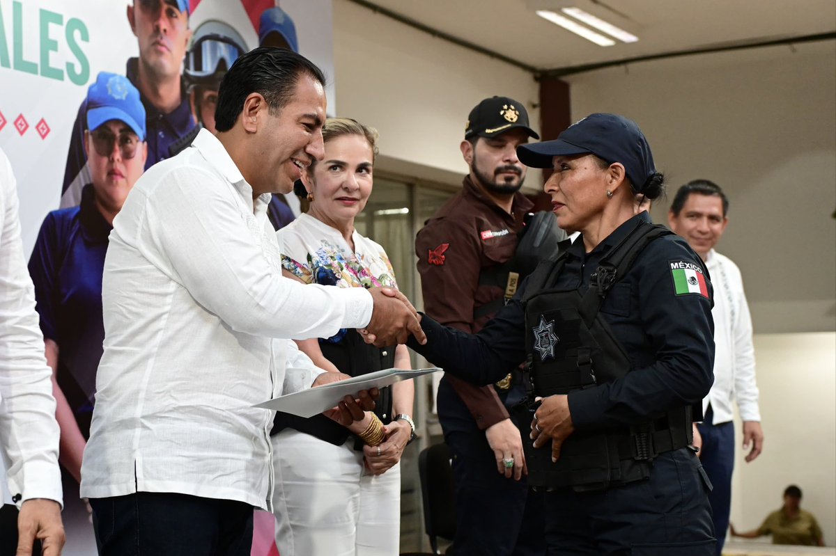 ramirezlalo_'s tweet photo. En Tapachula, entregamos certificados de bachillerato a policías municipales de las regiones Sierra Mariscal, Istmo-Costa y Soconusco.

Quiero reconocer el gran trabajo que realizan nuestros cuerpos de seguridad. El hecho de que estén estudiando y regularizando su formación académica es muy importante para su profesionalización, y me da mucho gusto que ahora tengan la posibilidad de continuar con una licenciatura.

Su labor es fundamental, porque son pieza clave en la pacificación de Chiapas.