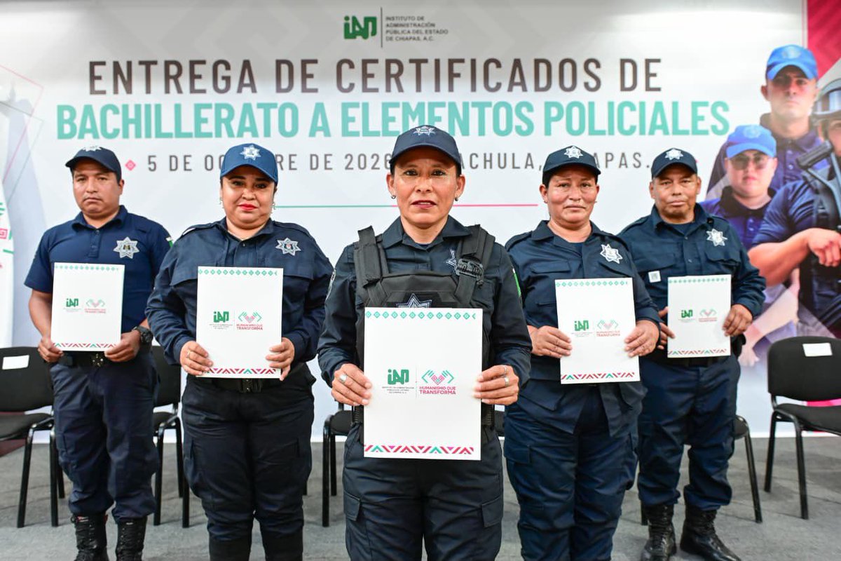 ramirezlalo_'s tweet photo. En Tapachula, entregamos certificados de bachillerato a policías municipales de las regiones Sierra Mariscal, Istmo-Costa y Soconusco.

Quiero reconocer el gran trabajo que realizan nuestros cuerpos de seguridad. El hecho de que estén estudiando y regularizando su formación académica es muy importante para su profesionalización, y me da mucho gusto que ahora tengan la posibilidad de continuar con una licenciatura.

Su labor es fundamental, porque son pieza clave en la pacificación de Chiapas.