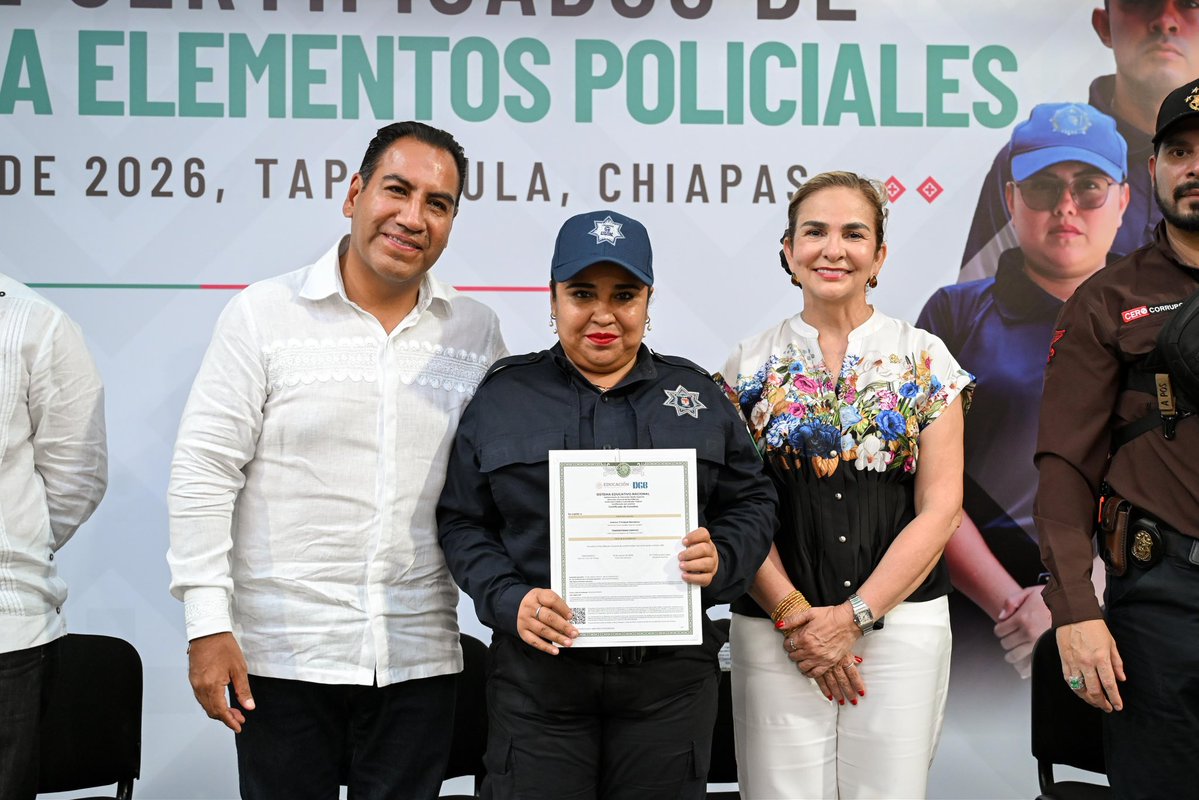 ramirezlalo_'s tweet photo. En Tapachula, entregamos certificados de bachillerato a policías municipales de las regiones Sierra Mariscal, Istmo-Costa y Soconusco.

Quiero reconocer el gran trabajo que realizan nuestros cuerpos de seguridad. El hecho de que estén estudiando y regularizando su formación académica es muy importante para su profesionalización, y me da mucho gusto que ahora tengan la posibilidad de continuar con una licenciatura.

Su labor es fundamental, porque son pieza clave en la pacificación de Chiapas.