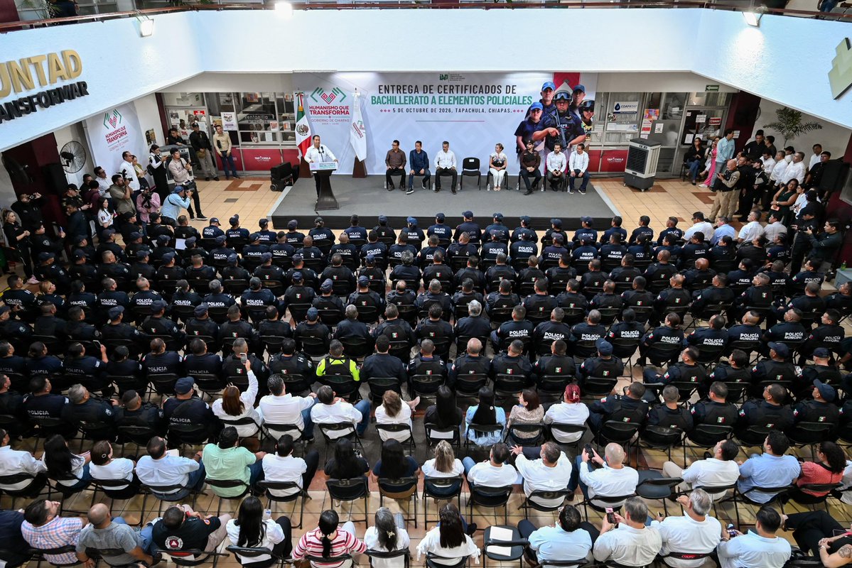 ramirezlalo_'s tweet photo. En Tapachula, entregamos certificados de bachillerato a policías municipales de las regiones Sierra Mariscal, Istmo-Costa y Soconusco.

Quiero reconocer el gran trabajo que realizan nuestros cuerpos de seguridad. El hecho de que estén estudiando y regularizando su formación académica es muy importante para su profesionalización, y me da mucho gusto que ahora tengan la posibilidad de continuar con una licenciatura.

Su labor es fundamental, porque son pieza clave en la pacificación de Chiapas.