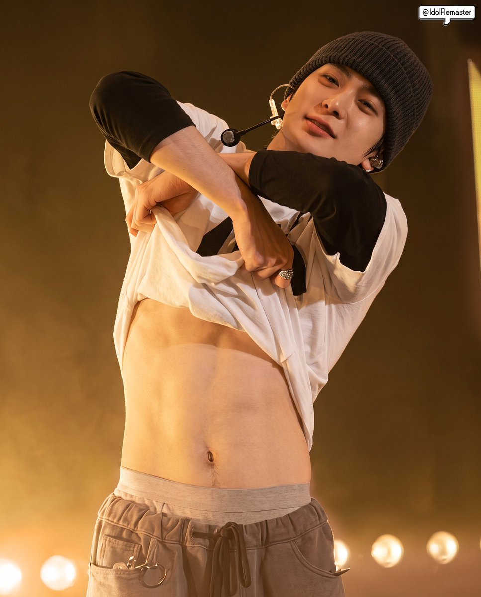 justpeachyo_'s tweet photo. why does his belly button look normal here https://t.co/ERaiLzKMNF