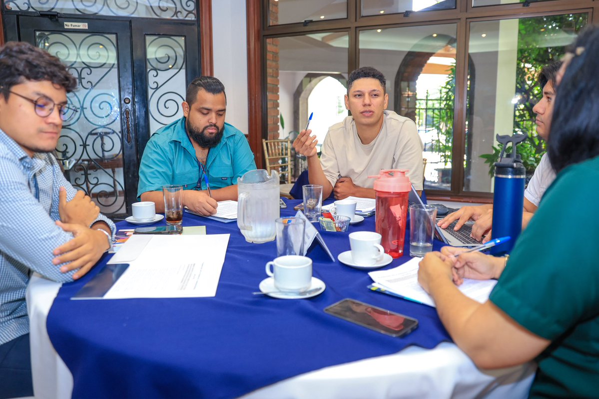TejidoSocialSv's tweet photo. Fue un espacio para compartir experiencias, identificar prioridades y sumar distintas perspectivas a una agenda que busca fortalecer el papel de las juventudes en la construcción de paz. 

#TejidoSocial | #ElSalvador https://t.co/abSyI4BASL
