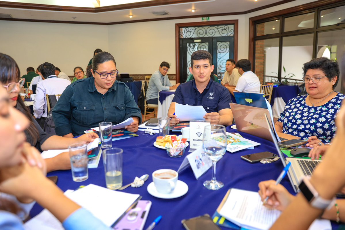 TejidoSocialSv's tweet photo. Fue un espacio para compartir experiencias, identificar prioridades y sumar distintas perspectivas a una agenda que busca fortalecer el papel de las juventudes en la construcción de paz. 

#TejidoSocial | #ElSalvador https://t.co/abSyI4BASL