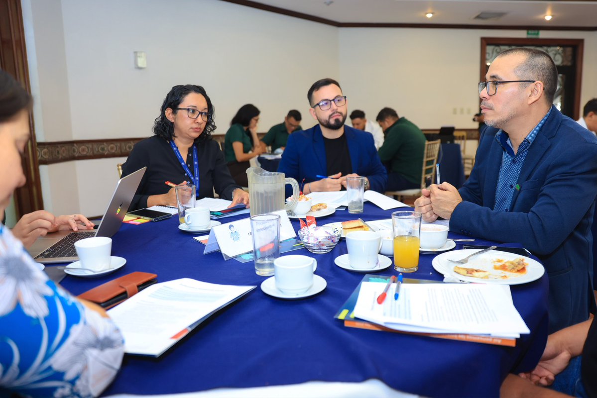 TejidoSocialSv's tweet photo. Fue un espacio para compartir experiencias, identificar prioridades y sumar distintas perspectivas a una agenda que busca fortalecer el papel de las juventudes en la construcción de paz. 

#TejidoSocial | #ElSalvador https://t.co/abSyI4BASL