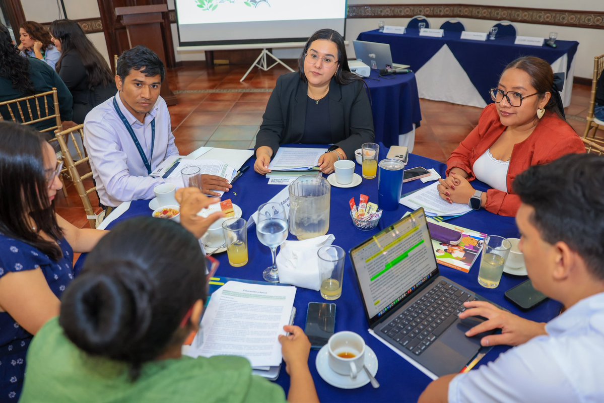 TejidoSocialSv's tweet photo. Fue un espacio para compartir experiencias, identificar prioridades y sumar distintas perspectivas a una agenda que busca fortalecer el papel de las juventudes en la construcción de paz. 

#TejidoSocial | #ElSalvador https://t.co/abSyI4BASL