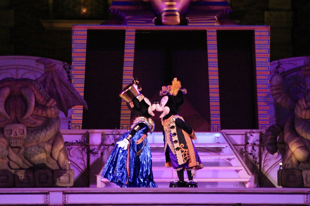 memory_____km's tweet photo. ミスマス途中キャン

通常このコスの時のミニーちゃんは取り憑かれてるから、2人のちゅーは結構レアかも！？
2年間でミスマスかなり見たけどこの時しか自分は見れなかったかも https://t.co/NqMRTA0ELR