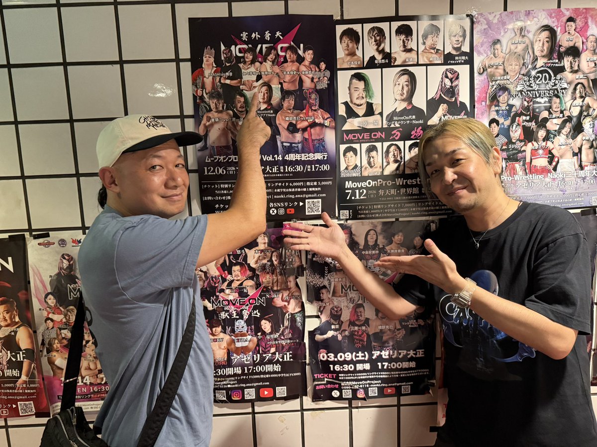 Ring_Ana_Naoki's tweet photo. 先日、予約が多かったのでちんねんのホール手伝ってたら突如現れたPSYCHOさんっぽい人。

ぽいどころかPSYCHOさんでした！笑

うちの12月の大会のポスター前で一緒に写真撮って
PSYCHOさんの同郷の
仁々選手を指指して撮りますって言ってたんですが

指してるの俺やからっ！！笑

PSYCHOさんもまたMoveOnの良き理解者。

ありがとうございます！！

#PSYCHO
#mo_pw