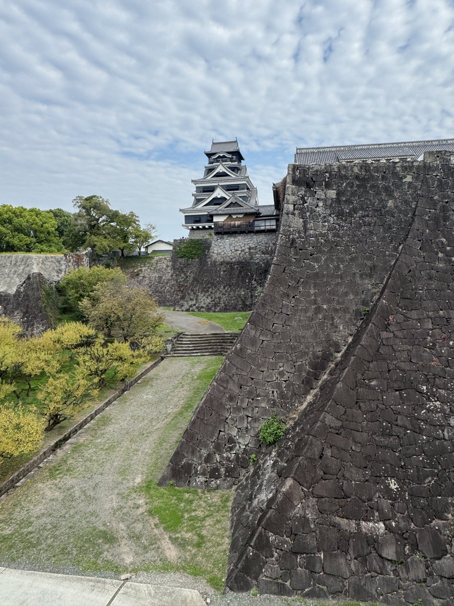 kumamoto_castle's tweet photo. おはようございます。
朝晩は涼しいから寒いと感じるようになってきましたね🍂
風邪をひかないよう、暖かくしてお過ごしください🏯 https://t.co/pW0HSlWM0A