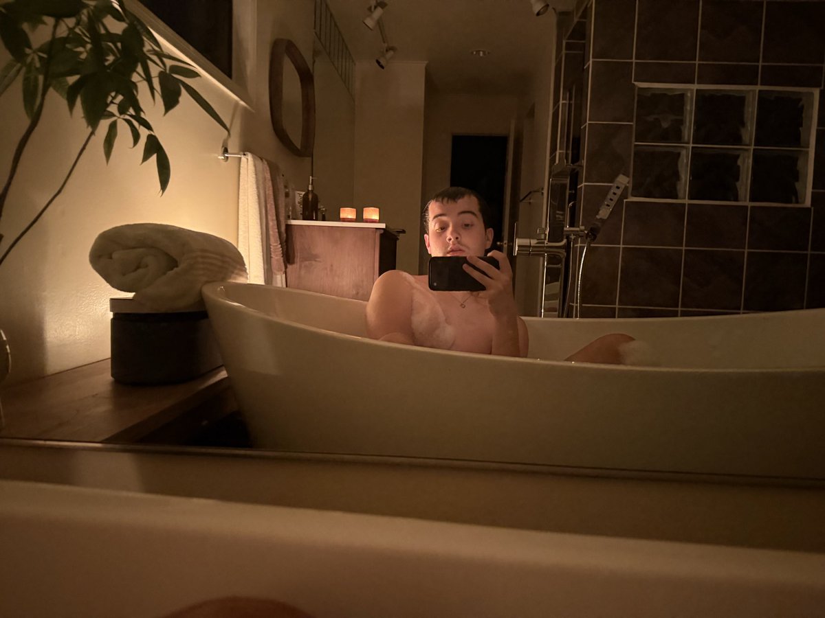 basti3_'s tweet photo. 🧖 https://t.co/WiWUka0fr8