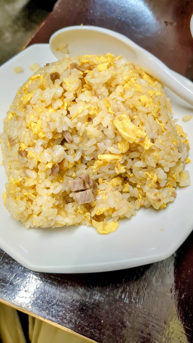 kanricenter2007's tweet photo. おはようございます！
千代田区の天気は曇りよりの晴れです⛅

先週末の土日はようやく気持ちよく晴れましたね～😌
駅間にもよりますが、３駅くらいなら歩くこともよくある２号なのでこの土日も歩きました🚶
（正直歩くつもりは無かったんですが気づいたら結構歩いてました😅）

画像は、歩いている時に「確か近くに町中華があったはず🤔」と思い出して探したお店のチャーハンです。
これぞ町中華チャーハン！大変美味しゅうございました😄

トリプル台風が来ていますが関東はしばらく天気安定しそうですね。
今日も一日頑張りましょう🫡

#企業公式が毎朝地元の天気を言い合う
#企業公式相互フォロー
#企業公式秋のフォロー祭 #町中華 #散歩